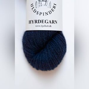 Hjelholt's HYRDEGARN - 8 x navy blue, 1 x black